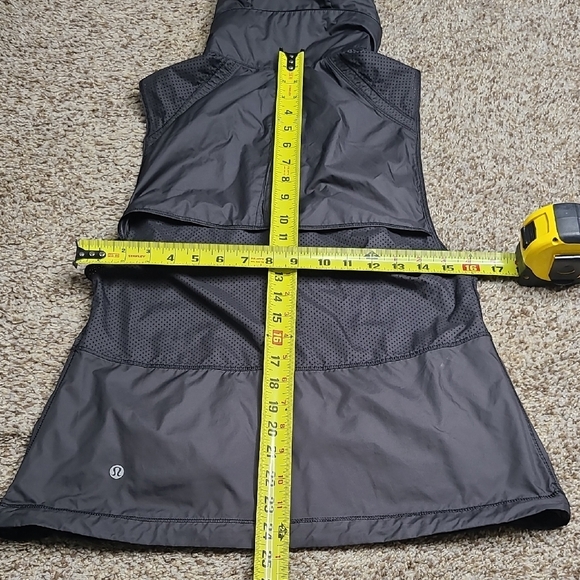 Lululemon Pack-it Vest - Picture 6 of 6